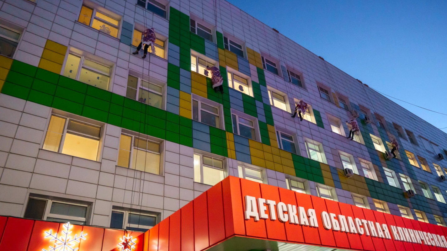 «Трансюжстрой» подготовил новогодние подарки для пациентов детской областной больницы 